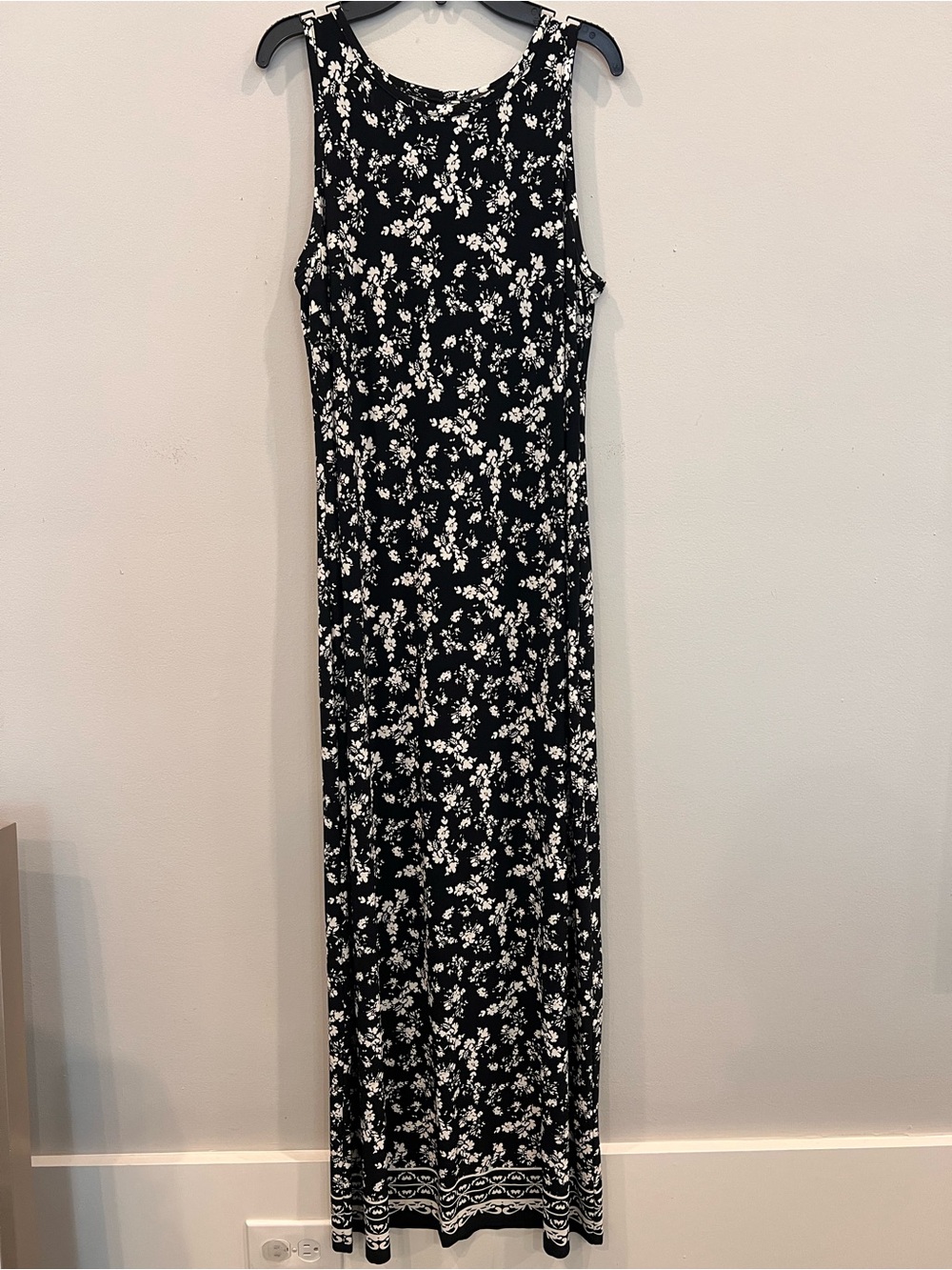 Vince Camuto Black & White  Sleeveless Maxi Dress size M